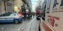 Napoli, cadono calcinacci in via Toledo: due donne ferite, trasportate in ospedale