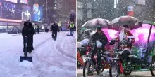 Tempesta di neve a New York, citt&agrave; paralizzata sotto le feste: oltre 1.850 voli in ritardo e 600 cancellati