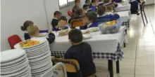 Bimbo di 7 anni rischia di soffocare durante il pranzo di Natale al ristorante, medico interviene e gli salva la vita