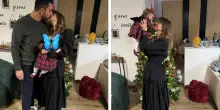Alessandra Amoroso, il primo Natale da mamma di Penelope: i look coordinati e la tutina delle feste