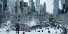 New York, tempesta di neve: dichiarato lo stato d'emergenza: 9mila voli cancellati