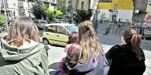 Cinque ragazze contro un'adolescente: picchiata e umiliata, poi il video online
