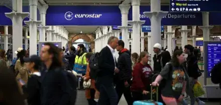 Eurostar sospende tutti i treni tra Londra, Parigi e Bruxelles per problemi nel tunnel della Manica