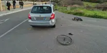 Scontro tra una bicicletta e un'auto, ciclista muore all'arrivo in ospedale: &laquo;Avrebbe compiuto gli anni tra qualche giorno&raquo;