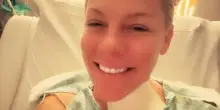 Pink ricoverata e operata d'urgenza a Capodanno: la foto dall'ospedale preoccupa i fan. &laquo;Mi far&ograve; due nuovi dischi sul collo&raquo;