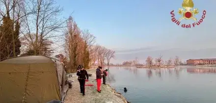 Capodanno finisce in tragedia: morto a 22 anni nel lago durante la festa con le tende