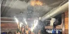 Crans-Montana, la foto che mostra come &egrave; scoppiato l'incendio: le bottiglie di champagne con i candelotti accesi e il soffitto in legno