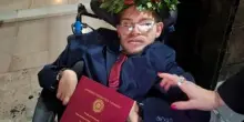 Andrea Visciano, si &egrave; laureato il 26enne che comunica solo con gli occhi: &laquo;Voglio continuare a studiare. Internet &egrave; il mio mondo&raquo;