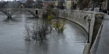 Maltempo a Roma, esonda l'Aniene: allagato il quartiere. Banchine del Tevere chiuse per il fiume in piena