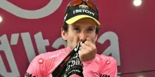 Simon Yates annuncia il ritiro dal ciclismo professionistico: lo scorso maggio aveva conquistato il Giro d'Italia