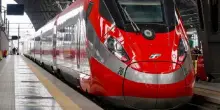 Biglietti Trenitalia come voli aerei, scatta la rivoluzione dei prezzi dinamici: cosa cambia per l'Alta Velocit&agrave;. I trucchi per non pagare il doppio