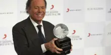 Julio Iglesias, il cantante 82enne accusato di violenza da due ex dipendenti: &laquo;Ci usava tutte le notti nelle sue ville del terrore&raquo;