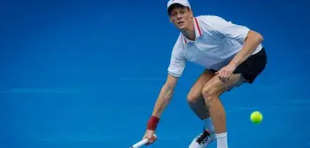 Sinner eliminato dal Million Dollar 1 Point Slam, Jannik sbaglia il servizio e perde con il dilettante Jordan Smith