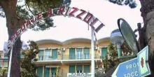 Ischia, studenti bevono acqua in bottiglia a scuola e si sentono male: 4 ricoverati in ospedale, indagini sul lotto di provenienza