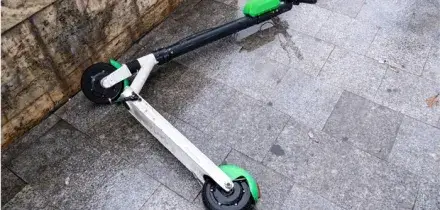 Lanciano un monopattino da 8 metri d'altezza, donna ferita alla testa e alla spalla: &egrave; grave