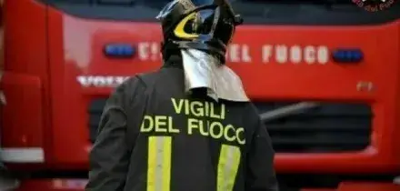 Esplosione in una casa ad Arezzo, crolla parte dell'edificio in fiamme: si cercano feriti sotto le macerie