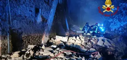 Esplosione in una casa ad Arezzo, le fiamme e l'edificio sventrato: tre feriti sotto le macerie