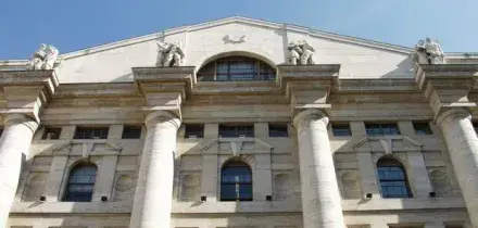 Apertura in calo per le Borse Ue: cala Mps, vendite su Brunello Cucinelli, Buzzi e Tenaris. Petrolio ai minimi, oro in ribasso