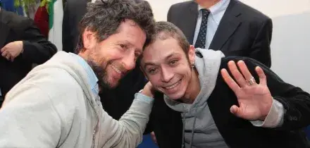 Valentino Rossi denuncia la compagna di pap&agrave; Graziano: &laquo;Ha prelevato 200mila euro dal suo conto, &egrave; circonvenzione di incapace&raquo;. La battaglia sulle perizie