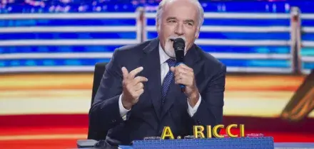 Striscia La Notizia torna il 22 gennaio, Antonio Ricci: &laquo;Con noi Maria De Filippi. Affari Tuoi? Induce al gioco d'azzardo. Signorini? Rester&agrave; sfregiato&raquo;