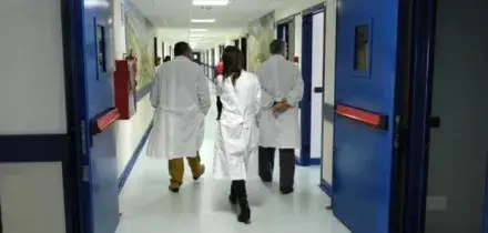 Sanit&agrave;, manca il personale negli ospedali: medici in corsia fino a 72 anni
