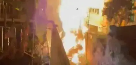 Napoli, ?Fuocarazzi? di Sant'Antonio Abate: catasta di legna a fuoco in vico Santa Maria della Neve