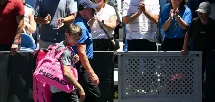 Flavio Cobolli eliminato dagli Australian Open, sconfitto in 3 set dal numero 186 del mondo