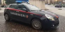 Soffoca la figlia di 5 mesi con un cuscino, i carabinieri sfondano la porta e salvano la bambina