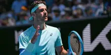 Musetti e Sonego vincono all'esordio e si affronteranno al secondo turno degli Australian Open. Avanti anche Darderi ed Errani/ Paolini