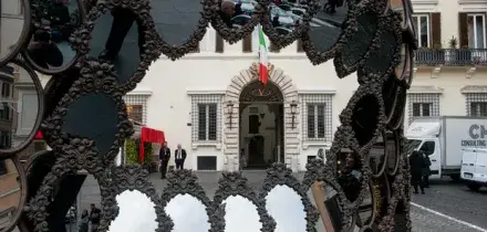 Valentino, l'ex compagno Bruce Hoeksema veglia la salma con in braccio un carlino: &laquo;Sono devastato&raquo;. Rose bianche alla camera ardente