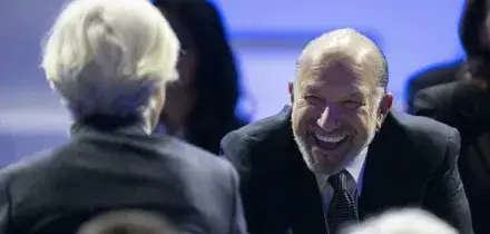 Davos, caos alla cena di gala. Lutnick critica l'Europa, Lagarde lascia la sala. Fischi per il segretario al commercio Usa