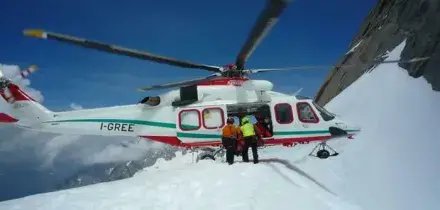 Riccardo Mirarchi muore a 21 anni a ?Courmayeur, sotto choc la fidanzata: gli sci spezzati, la mascherina esplosa e il casco volato a 7 metri