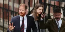 Harry (quasi in lacrime) si sfoga in tribunale contro i tabloid: &laquo;Avete distrutto la vita di Meghan&raquo;