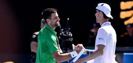 Australian Open, i risultati: Djokovic batte Maestrelli e vola al terzo turno. Musetti vince il derby con Sonego, Darderi batte Baez