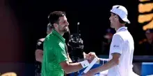 Australian Open, i risultati: Djokovic batte Maestrelli e vola al terzo turno. Musetti vince il derby con Sonego, Darderi batte Baez
