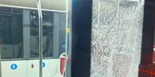 Spari contro un bus di linea Atac a Roma, terrore per passeggeri e autista. &laquo;Un gesto criminale&raquo;. E oggi sciopero di 4 ore