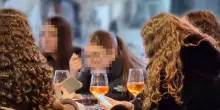 Ragazze minorenni fanno colazione al bar con lo spritz e saltano scuola. &laquo;Ma sono le 8.30 del mattino&raquo;. &laquo;Perch&eacute;? Fa bene alla salute&raquo;