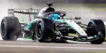 Mercedes F1, presentata la W17 di Kimi Antonelli: primi giri sotto la pioggia a Silverstone