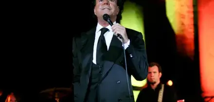 Julio Iglesias, la denuncia per aggressione e molestie sessuali archiviata in Spagna per un &laquo;difetto di giurisdizione&raquo;