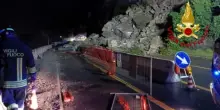 Frana sull?Aurelia ad Arenzano, strada bloccata dai massi. Smottamento a Niscemi, evacuate 500 persone: paese isolato