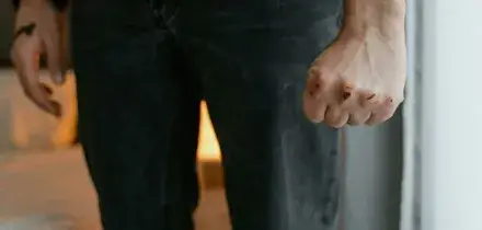 Aggredisce il nuovo compagno dell?ex a coltellate e cerca di scappare dai balconi: fermato un 50enne