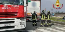 Muore schiacciato sotto le ruote del tir: l'incidente con la bici da corsa ripreso dalle telecamere