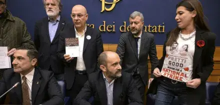 Casapound, caos alla Camera: le opposizioni occupano la sala, stop a tutte le conferenze per ordine pubblico