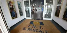 Napoli, ospedale Pascale: sfida il tumore per diventare madre, lei e il piccolo ora stanno bene