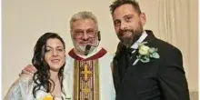 Rimane vedovo e diventa prete, dopo anni sposa il figlio: la rinascita nel dolore. L'incredibile storia di don Carlo