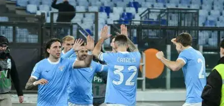 Lazio-Genoa 3-2, le pagelle: prima gioia per Taylor (6), glaciali dal dischetto Pedro (7) e Cataldi (7). Sarri (6.5) sorride al 100'