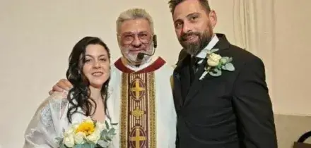 Due volte ?padre?: nella vita e sull?altare. Il prete salentino don Carlo Dei Lazzaretti celebra il matrimonio del figlio