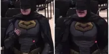 Batman irrompe al consiglio comunale, la protesta dell'uomo in costume contro l'Ice: &laquo;Codardi e traditori, fate qualcosa&raquo;