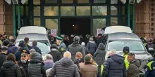 Anguillara, in centinaia al funerale dei genitori di Carlomagno. Il parroco: &laquo;Le parole possono essere macigni pieni di livore&raquo;