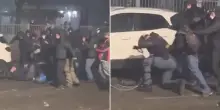 Corteo Askatasuna, poliziotto accerchiato e preso a martellate durante gli scontri a Torino. Crosetto posta il video choc: &laquo;Si comportano da terroristi&raquo;